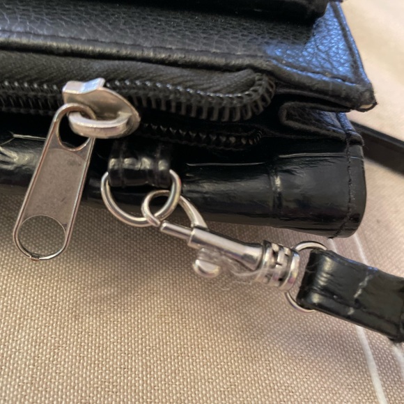Medium Sized Black Crossbody with many options for storage. - Picture 6 of 12